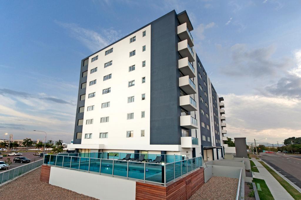 טאונסביל Allure Hotel & Apartments מראה חיצוני תמונה